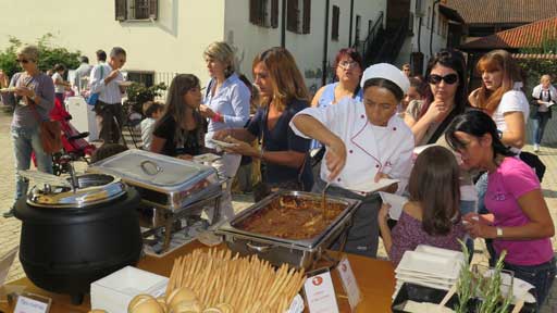 Un momento della festa organizzata dal Comune di Torino alla cascina Falchera per fare conoscere ai genitori il cibo delle mense scolastiche